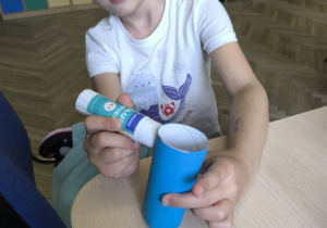 Dziewczynka wykonuje rakietę