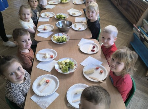 Owocowa sałatka na zakończenie tygodnia o zdrowym żywieniu