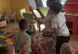 Mama czyta dzieciom