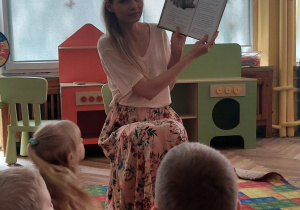 Mama czyta dzieciom