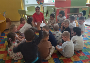 Mama czyta dzieciom