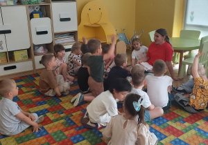 Mama czyta dzieciom