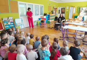 Dzieci słuchają brzmienia instrumentów perkusyjnych