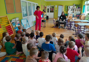 Dzieci słuchają brzmienia instrumentów perkusyjnych