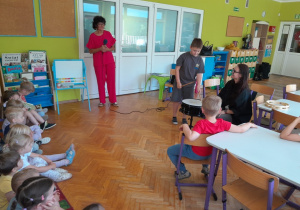 Dzieci słuchają brzmienia instrumentów perkusyjnych