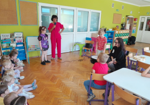 Dzieci słuchają brzmienia instrumentów perkusyjnych