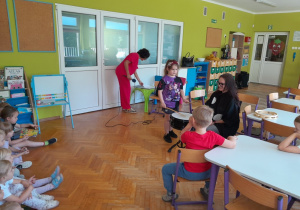 Dzieci słuchają brzmienia instrumentów perkusyjnych
