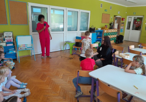 Dzieci słuchają brzmienia instrumentów perkusyjnych