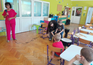 Dzieci słuchają brzmienia instrumentów perkusyjnych