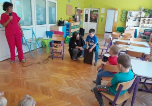 Dzieci słuchają brzmienia instrumentów perkusyjnych