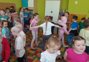 Dzieci słuchają brzmienia instrumentów perkusyjnych