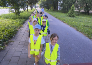 w trakcie spaceru na skrzyżowanie