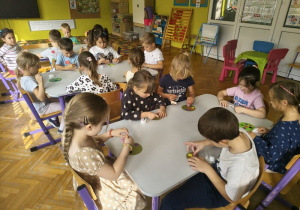 przyklejamy kółka