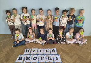 ,,Kropkowe Drzewo'' - Truskawki