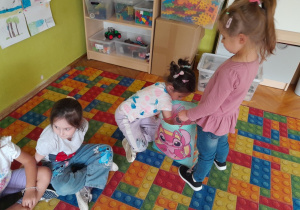 Dziewczynka rozdaje cukierki