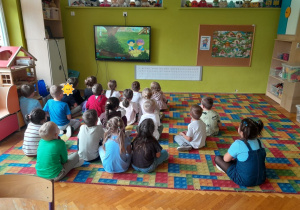 Dzieci oglądają bajkę edukacyjną o Rozmówku