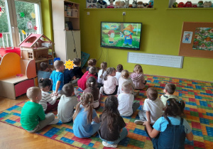 Dzieci oglądają bajkę edukacyjną o Rozmówku