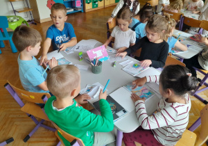 Dzieci uzupełniają zeszyty projektowe