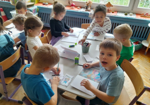 Dzieci uzupełniają zeszyty projektowe