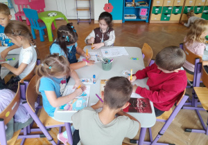 Dzieci uzupełniają zeszyty projektowe