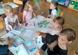 Dzieci uzupełniają zeszyty projektowe