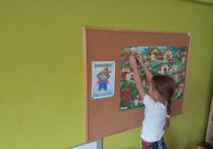 Dziewczynka przykleja sylwetę Rozmówka na plakat projektowy