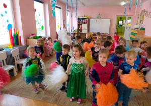 Dzieci tańczące podczas balu