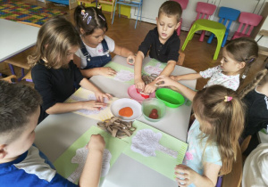 odciskamy listki z rolek przy pomocy farby