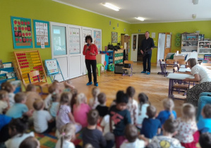 Dzieci słuchają brzmienia gitary akustycznej