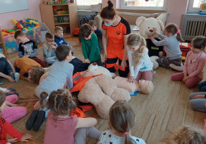 Dzieci podczas spotkania z ratownikiem