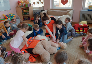 Dzieci podczas spotkania z ratownikiem