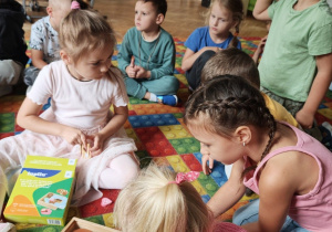 Motylki odkrywają nowe zabawki