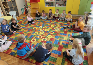 Motylki wykonują pracę plastyczną