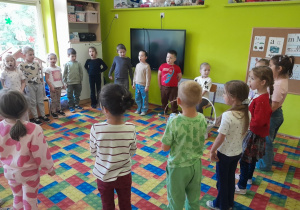 Dzieci śpiewają koleżance "Sto lat"