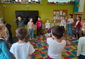Dzieci śpiewają koleżance "Sto lat"