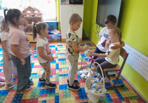 Dzieci składają koleżance życzenia