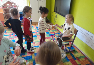 Dzieci składają koleżance życzenia