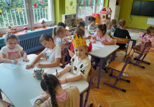 Dzieci rysują laurki urodzinowe