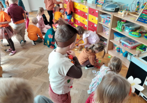 Dzieci szukają darów jesieni