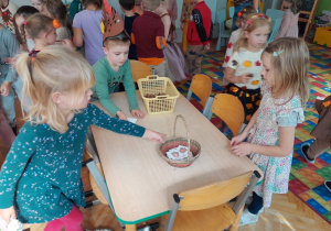 Dzieci segregują dary jesieni
