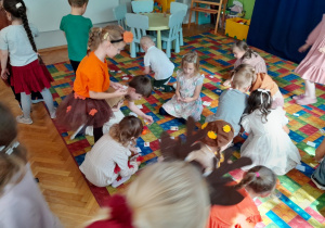 Dzieci segregują dary jesieni