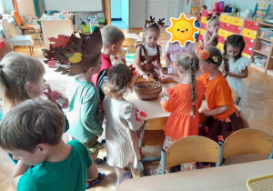 Dzieci segregują dary jesieni