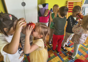 zabawa ruchowa z jabłkiem