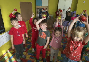 zabawa matematyczna z jabłkiem