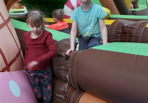 Dzieci bawią się w Candy Parku