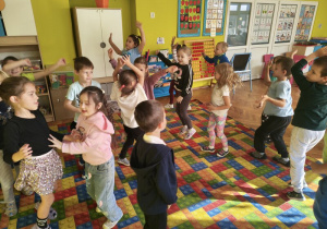 zabawa ruchowa do piosenki ,,Kolorowa jedyneczka''