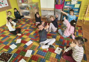 zabawa orientacyjna ,,Jedynkowe kciuki''