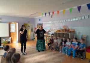 Dzieci słuchają piosenek Uli Pakuły podczas koncertu