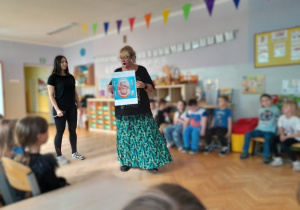 Dzieci słuchają piosenek Uli Pakuły podczas koncertu