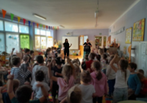 Dzieci słuchają piosenek Uli Pakuły podczas koncertu